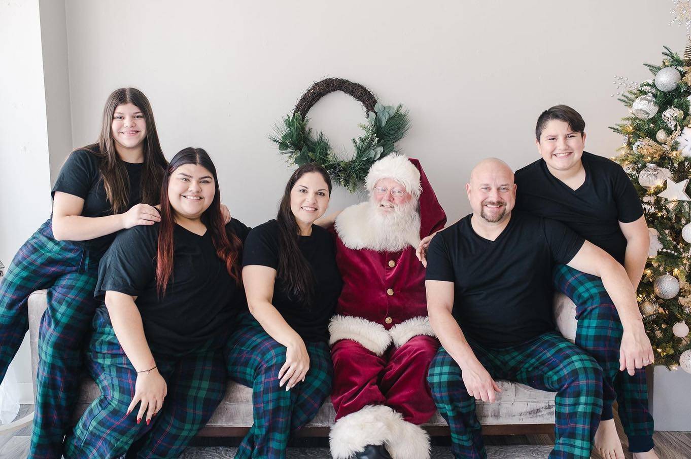 santa and a family of 5