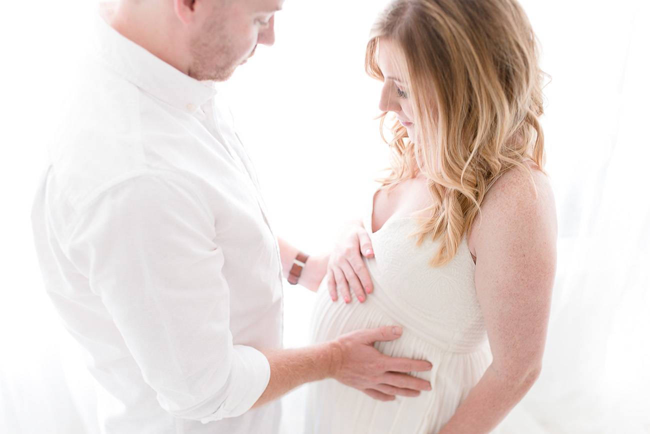 dad holding moms belly